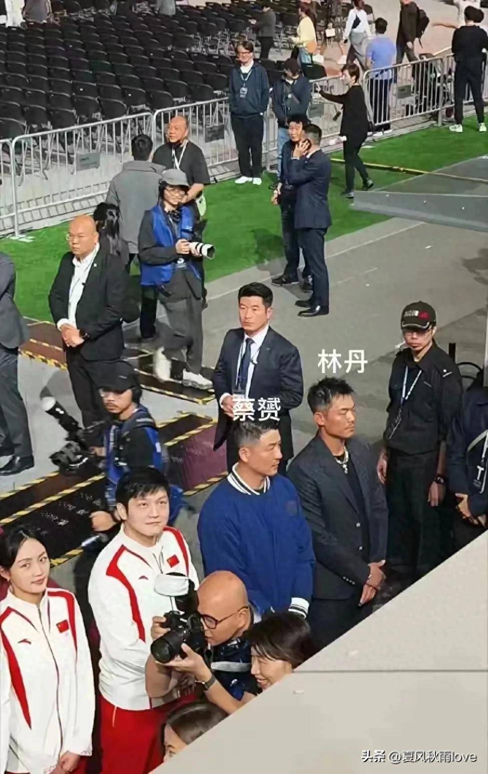 1米巨拍笑翻3万人站林丹旁气场全开凯发赛事合作樊振东香港杀疯了！抡(图2)