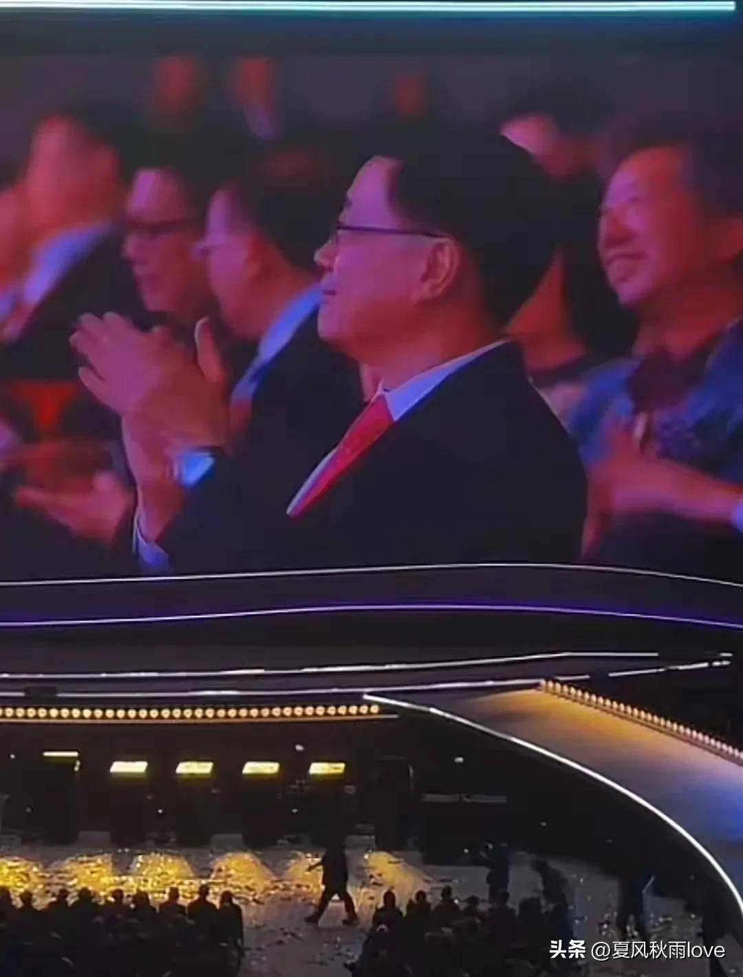1米巨拍笑翻3万人站林丹旁气场全开凯发赛事合作樊振东香港杀疯了！抡(图5)