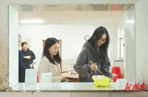 一本“明白账” 一身“泥土香”湘涌新潮⑨丨郴州:一餐“无扰饭”(图2) 一本“明白账” 一身“泥土香”湘涌新潮⑨丨郴州:一餐“无扰饭”(图2)